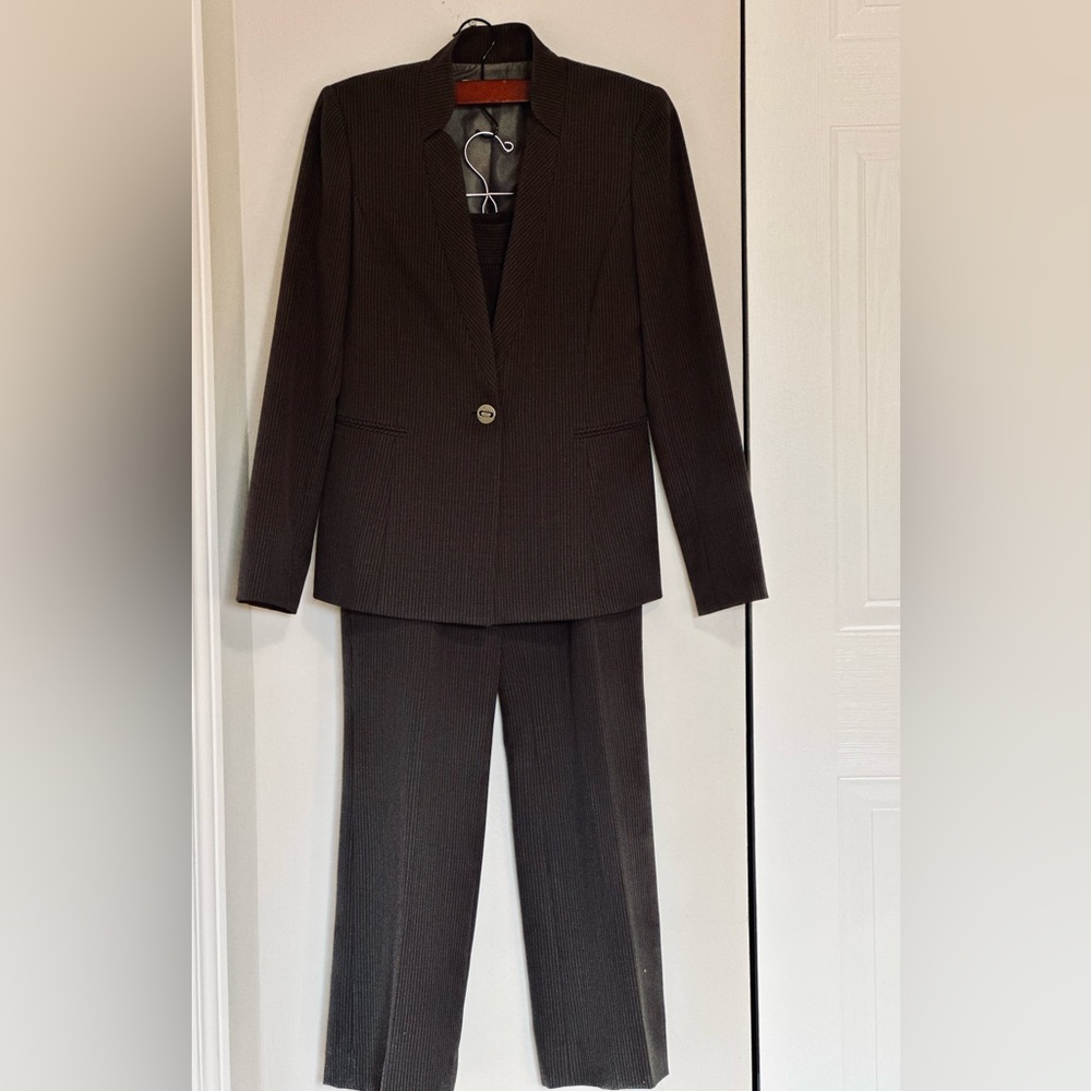 TAHARI BLAZER & PANTS SUIT
